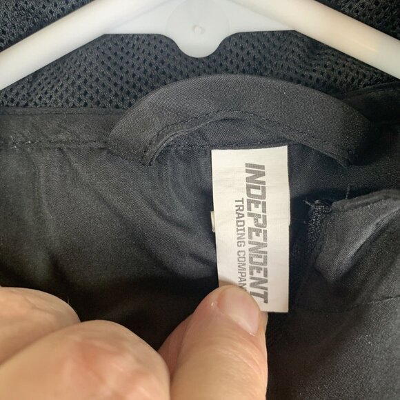 Santa Cruz Black Lightweight Hooded Windbreaker Jacket With Drawstring & Zip Clo - Picture 8 of 8